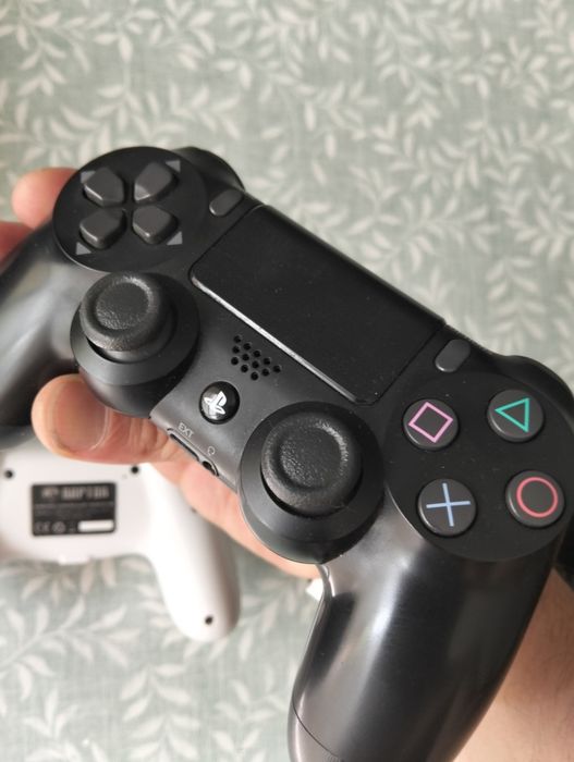 PlayStation 4 com comandos