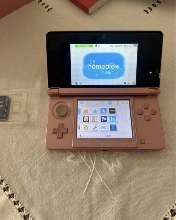 Consola Nintendo 3DS Coral Pink Desbloqueada (Full Box) + Cartão SD Extra com Desbloqueio
