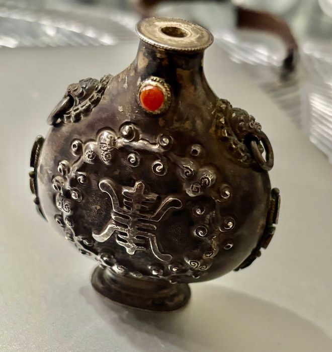 Srebrna tabakierka (pr. 800). Mongolia XIX wiek, unikat