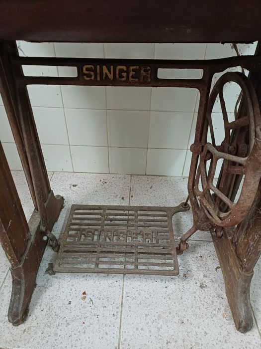 Antiguidade Máquinas e Mesas de Costura Singer Século XX