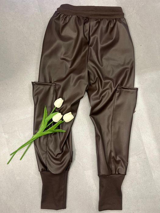 Spodnie joggery skóra – brązowe