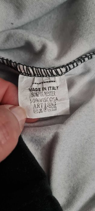 Welurowy sweterek czarny w białe litery