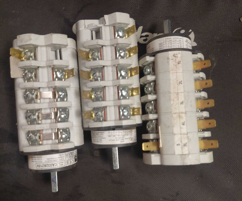 Sprzedam 3 sztuki przełączników krzywkowych CA032A216V.