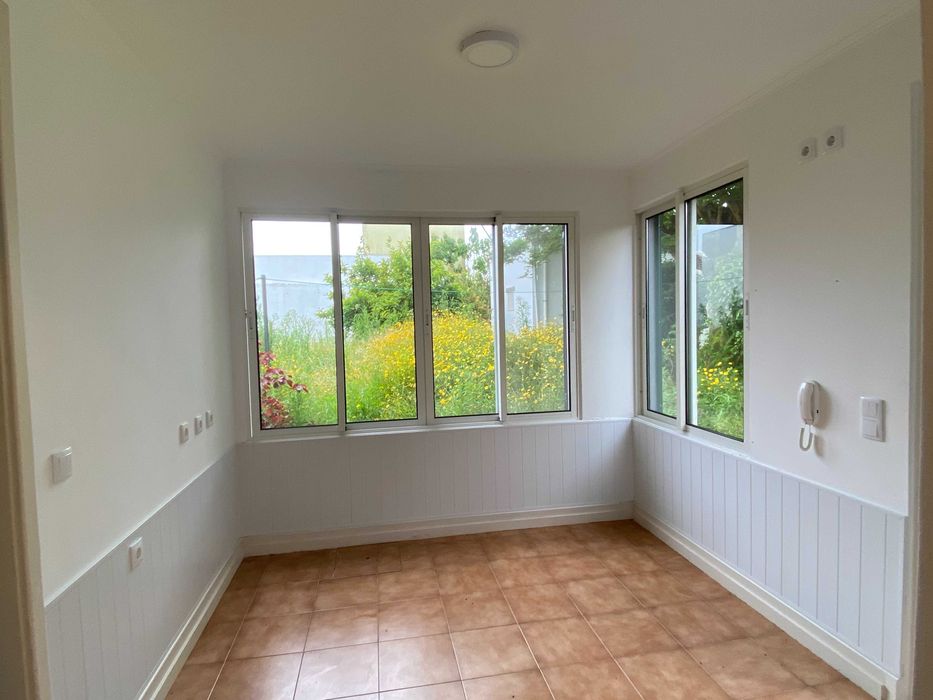 R.Laureano, T4, com jardim e garagem