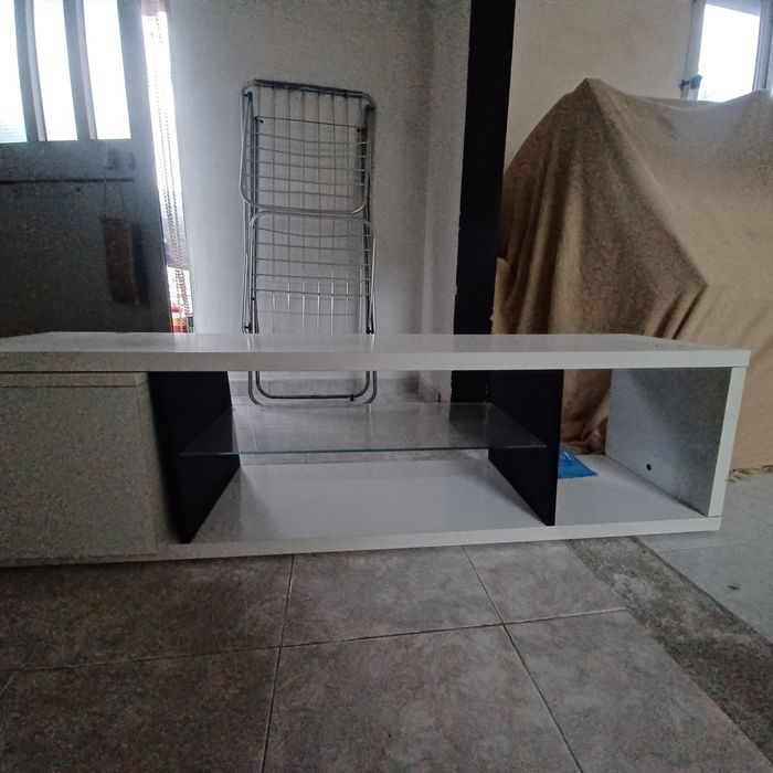 Movel de tv branco e preto