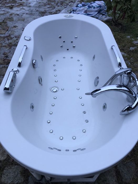 Wanna z hydromasażem.Możliwy dowóz.