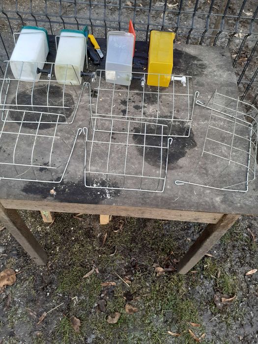 Sprzedam poidełka i paśniki.