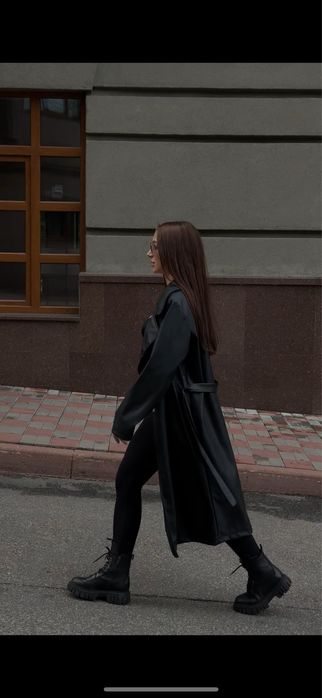 Чорний жіночій плащ