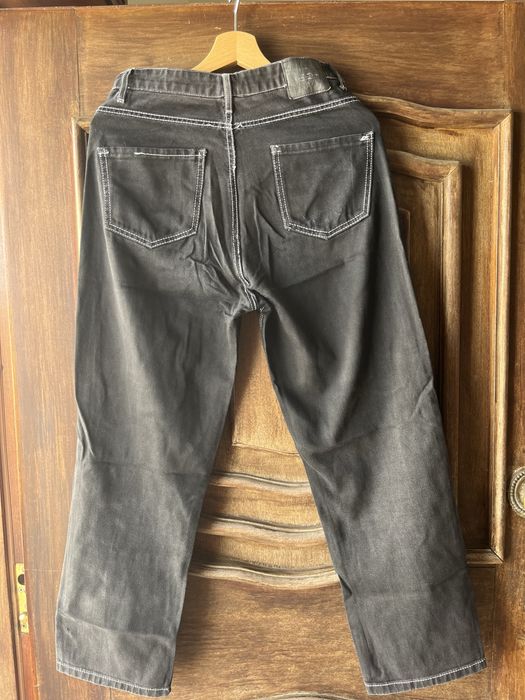 Calcas pretas com acabamento de oinha branca. Super fashion.