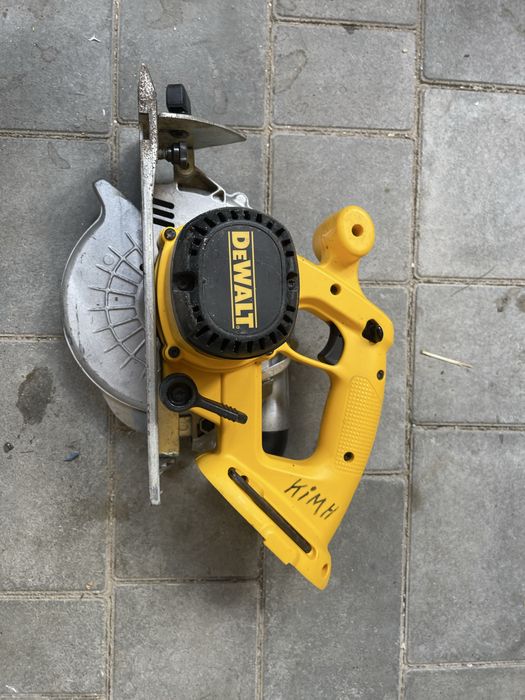 Акумуляторна циркулярна пила DeWALT DC390 (18V, 165 мм)