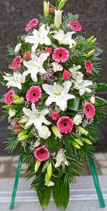 Wieniec pogrzebowy z żywych sztucznych kwiatów