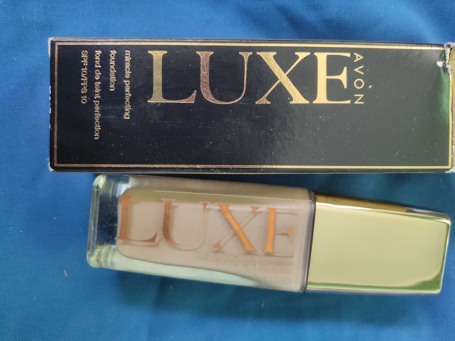 Avon Luxe podkład adaptujący z szafirami beige linen