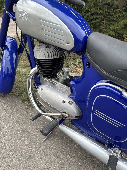 ретро мотоцикл Jawa 250 Ява