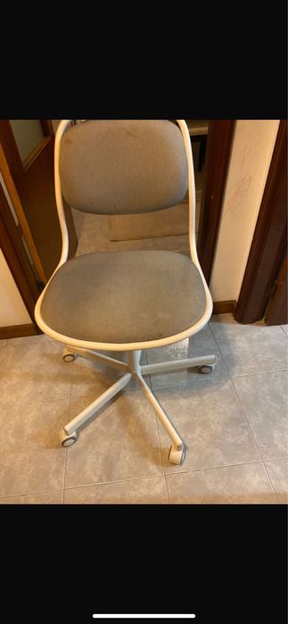 Cadeira ikea muito confortavel, com rodas e pneumatica