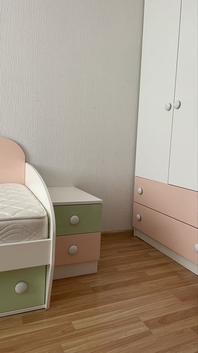 Комплект меблів в дитячу кімнату