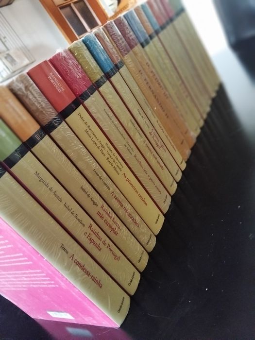 Coleção "Rainhas de Portugal" em 18 volumes (ed. Círculo de Leitores),