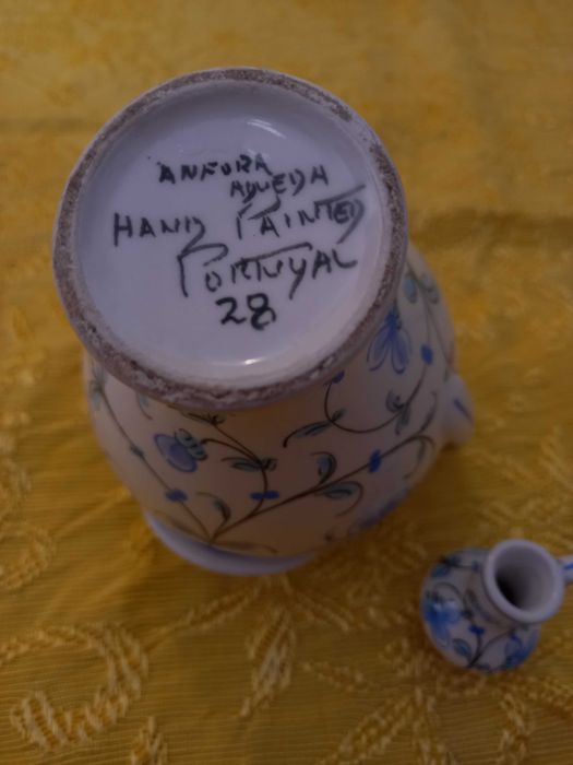 Peças várias de artesanato pintadas à mão