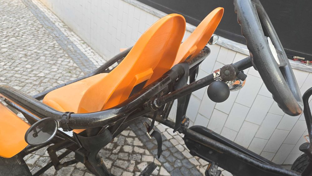 Vendo ou alugo Quadriciclo Carro a pedais Berg, 4 lugares, 4 cintos segurança, capota em lona + atrelado