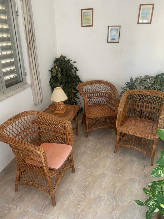 3 Cadeiras, mesa e candeeiro em Vime