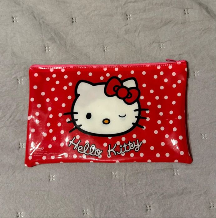 Czerwona kosmetyczka saszetka Hello Kitty Sanrio