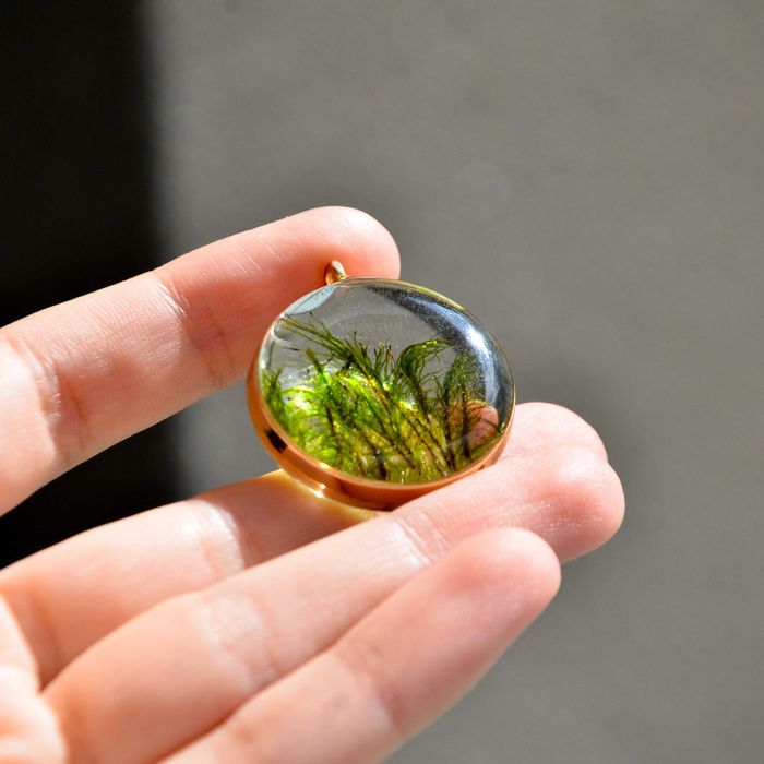 Wisiorek okrągły z mchem - kolor złoty