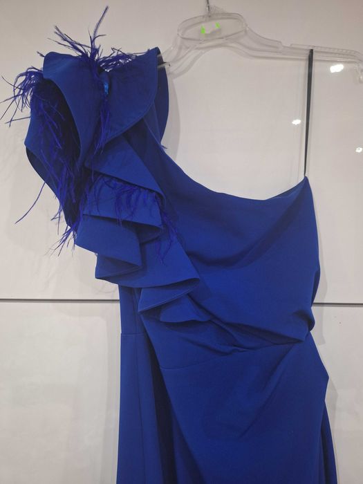 Chabrowa sukienka maxi na jedno ramię z piórami