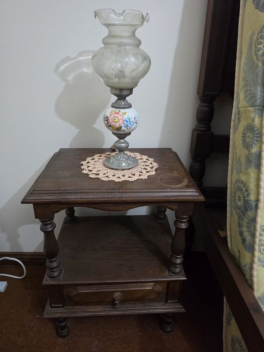Conjunto cama, duas mesinhas de cabeceira e dois candeeiros