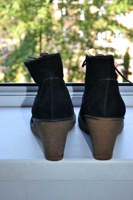 Замшеві черевики ботільйони на танкетці ТМ 'Tamaris' р-р 40 (25,8 см)