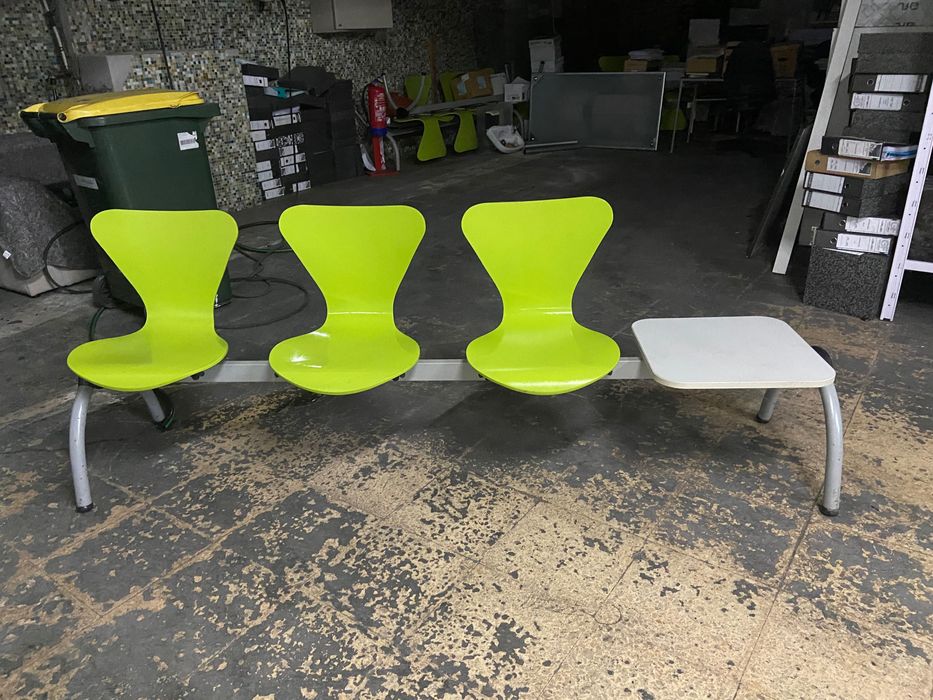 Cadeiras de sala de espera / recepção com mesa