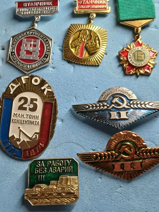 Продам значкі разние.