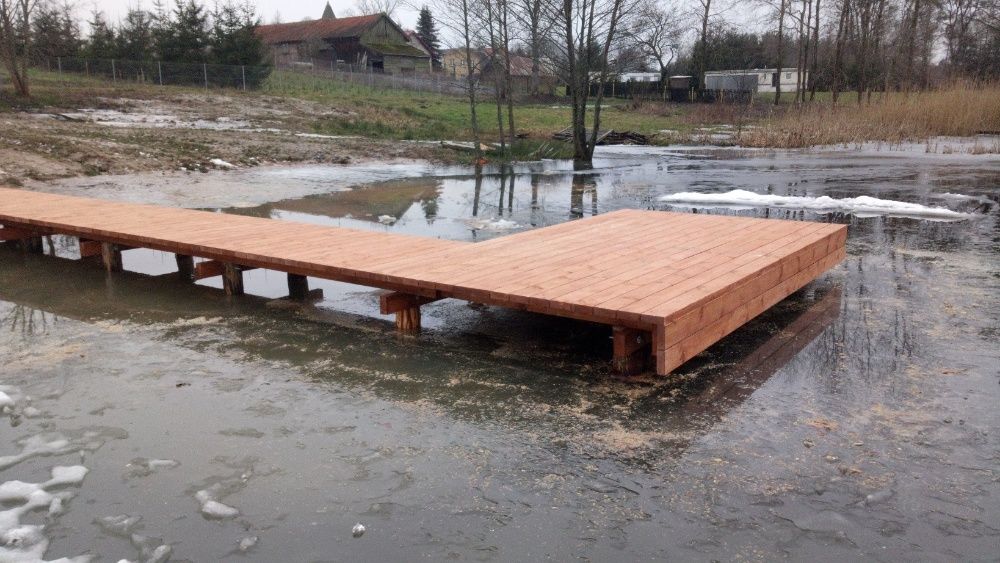 Budowa pomostów, hangarów. Wbijanie pali. Kafar