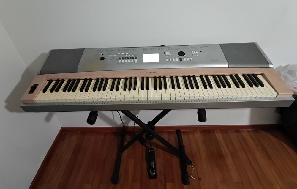 Piano Yamaha Portable Grand DGX-620