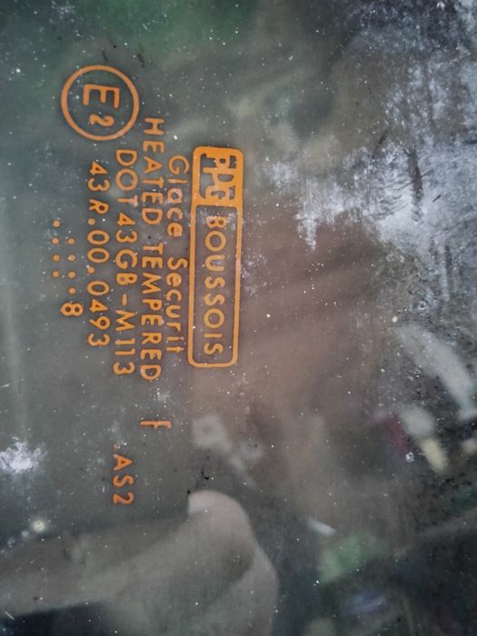 Заднее стекло автомобиля