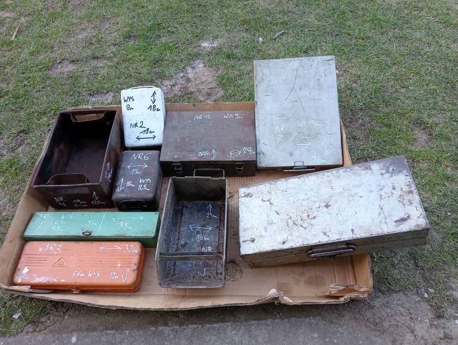 Starej produkcji zestaw starych skrzynek metalowych z epoki PRL