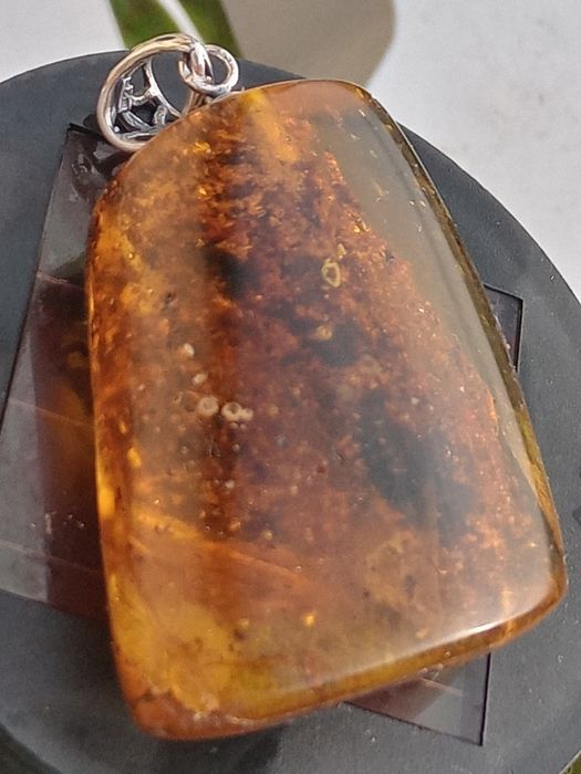 Piekny wisior z bursztynu bałtyckiego