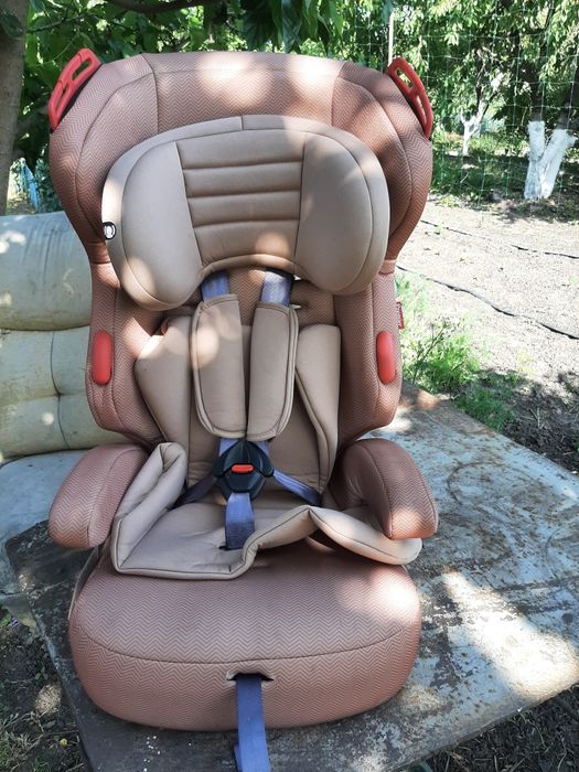 Автомобільне дитяче крісло