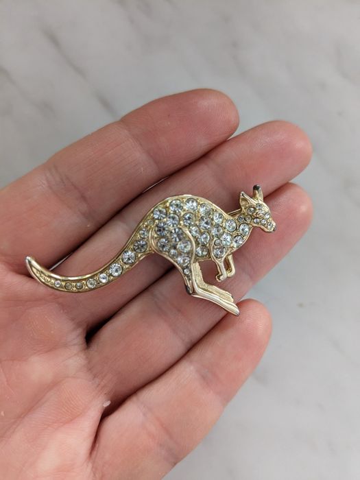 Broszka kangur,krysztalki