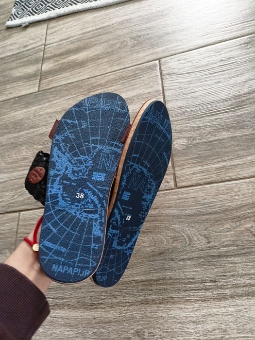 Nowe skórzane sandałki camel
