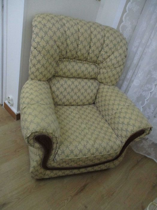 1 Sofá-cama + 1 poltrona individual, tudo como novo.