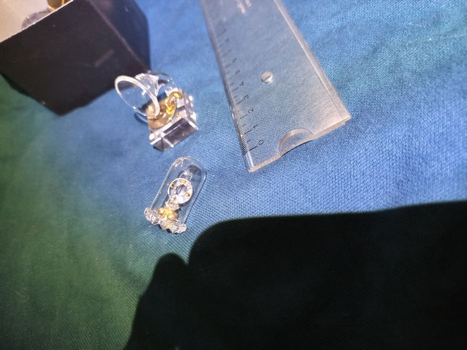Conjunto de 4 caixas com 8 peças em miniatura de cristal.