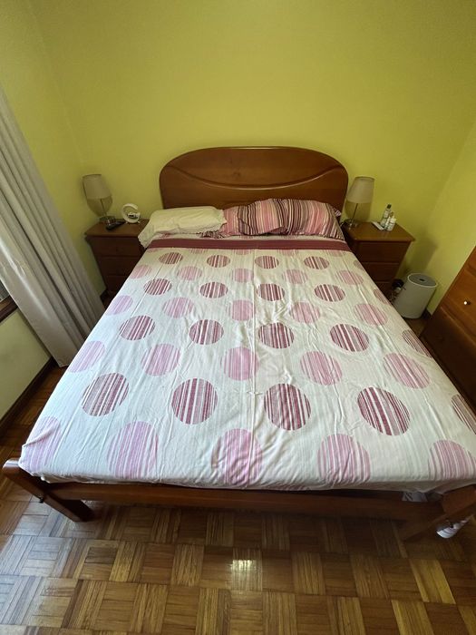 Cama , roupeiro, mesa de cabeceira