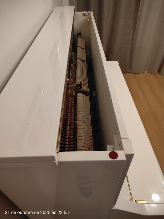Piano vertical acústico Yamaha U3S branco polido - nível profissional