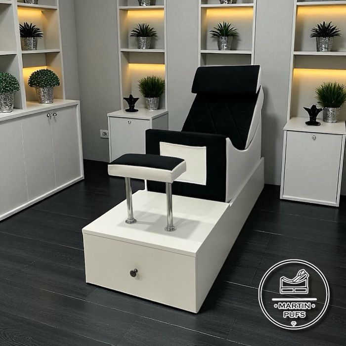 Педикюрний комплект: крісло, подіум, підставка під ніжку.