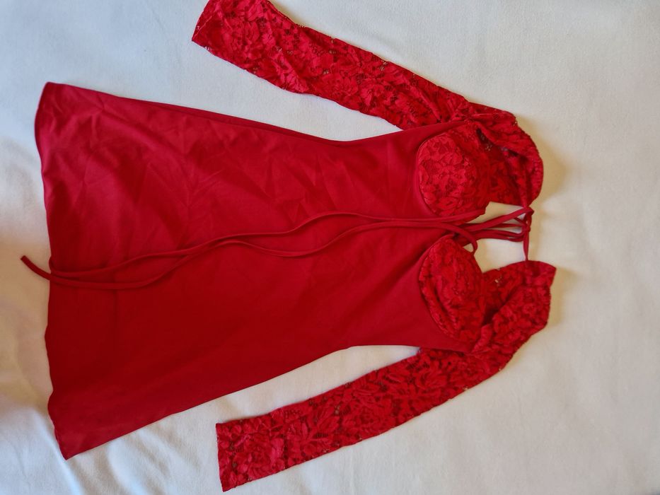 Vestido de lycra e renda nas mangas e decote