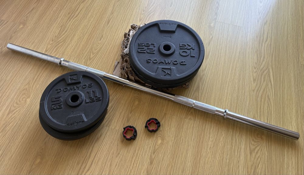 Barra, discos 5 e 10kg e bloqueador musculacao