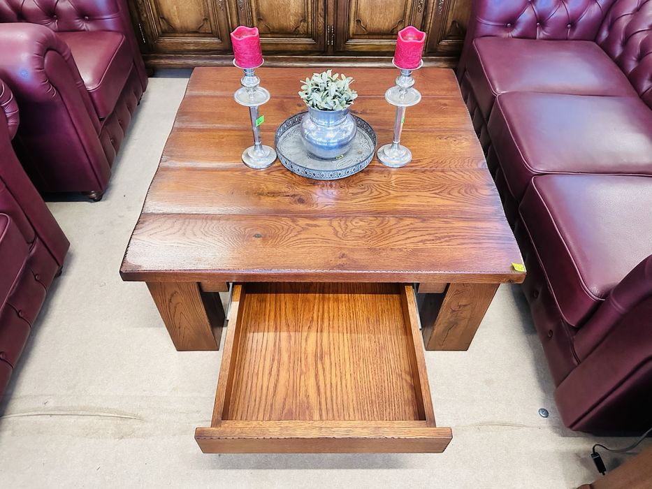 Bardzo solidna i klimatyczna ława debowa z naturalnym blatem z desek :