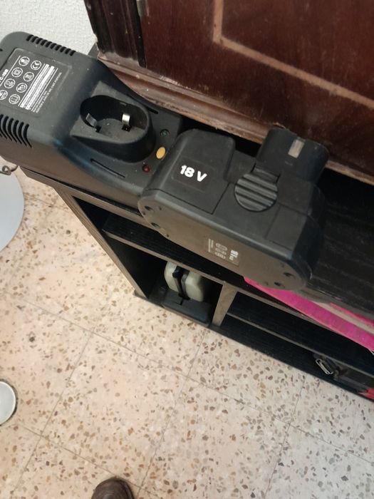 Vendo carregador e bateria bom estado