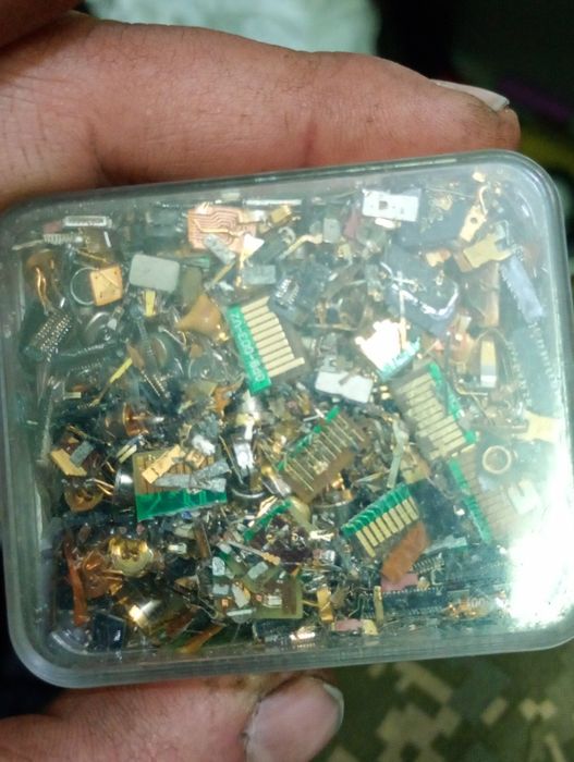 Продам позолоту з мікросхем та радіо деталі  ціна договірна