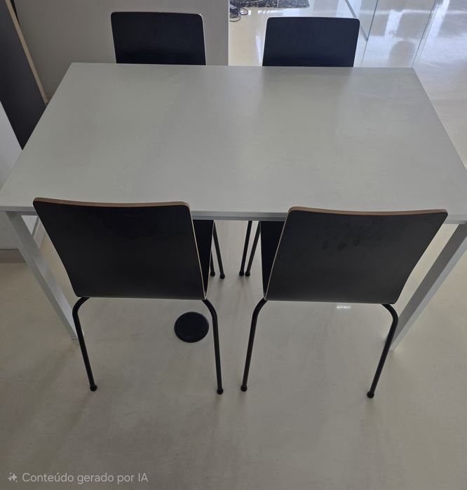 Mesa com 4 cadeiras