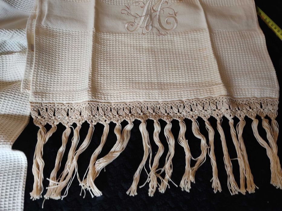 Toalhas decorativas com monogramas "C" e "M"